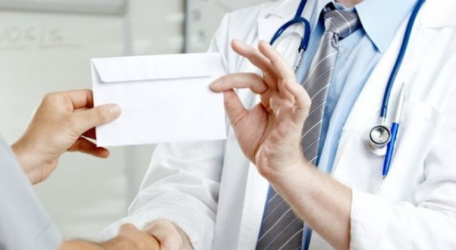 Cei 3 medici şpăgari de la Spitalul din Târgu Cărbune?ti, au primit 2 ani de închisoare