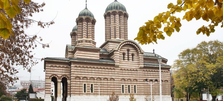 Mai multe biserici şi mănăstiri din Arhiepiscopia Craiovei îşi sărbătoresc astăzi hramul