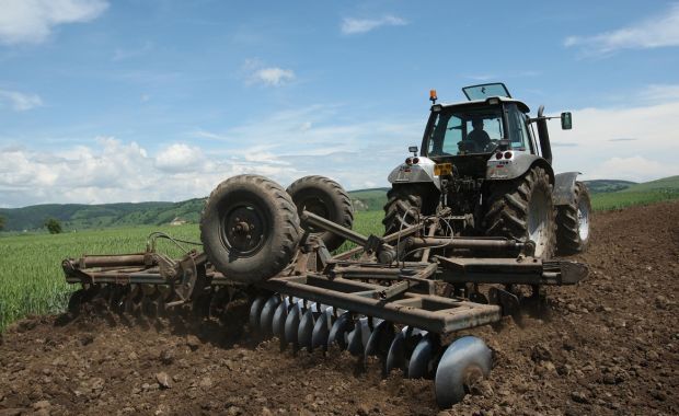 Agricultorii sunt aşteptaţi la sediile APIA de care aparţin până pe 30 aprilie, pentru depunerea cererii de ajutor la motorină