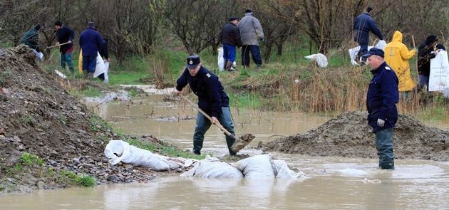 ISU Olt a intervenit în localită?ile în care s-au produs inunda?ii