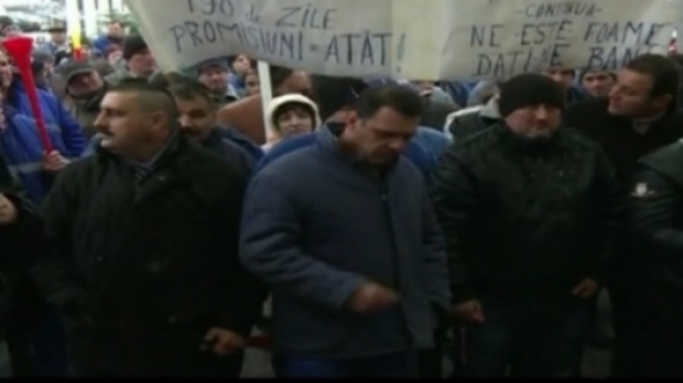 Disponibiliza?i de la Oltchim au pichetat ieri sediul prefecturii Vâlcea