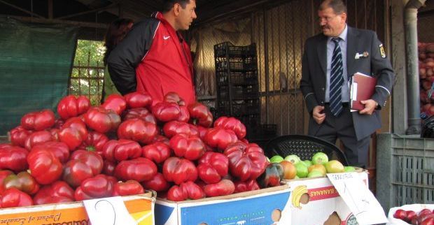 Amenzi usturătoare şi tone de legume şi fructe confiscate din pieţe de poliţişti în această perioadă