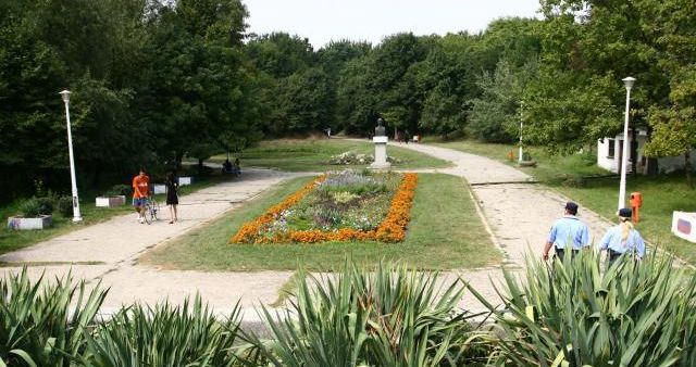 Autorită?ile locale din Bănie vor să preia din nou în administrare Grădina Botanică