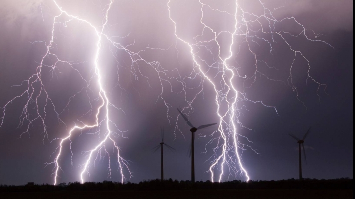 Furtuni puternice în mai multe jude?e