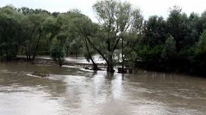 Cod galben de inundaţii valabil pentru râuri din 13 judeţe