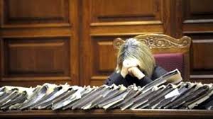 Magistra?ii condamna?i pentru infrac?iuni de corup?ie nu mai iau pensie de serviciu