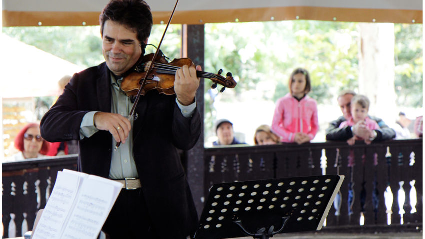 Vioara lui George Enescu a făcut o plimbare romantică în parcurile bucureştene