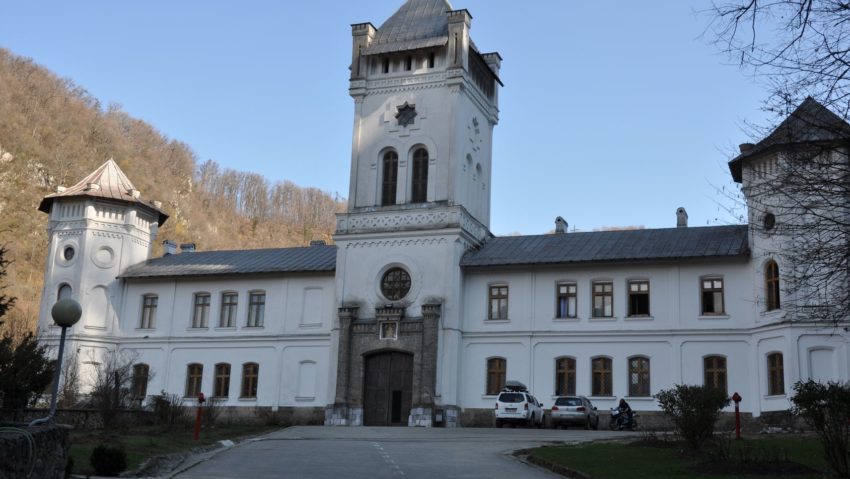 Destina?ia zilei: TISMANA, ŢARA CASTANILOR