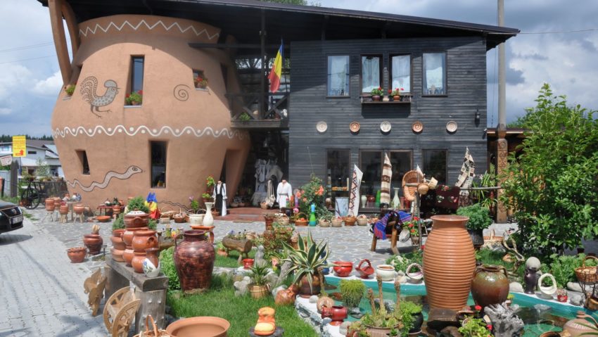 Destina?ia zilei:Horezu , locul in care cântă doar Cocoşul de Hurez