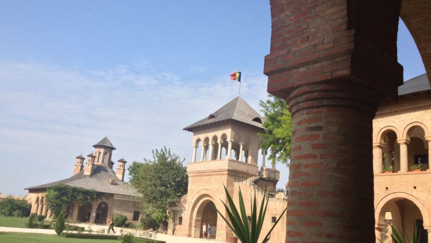 Destina?ia zilei:Misterul palatului Mogo?oaia începe cu..începuturile