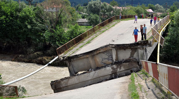 Refacerea podului din comuna gorjeană Albeni stârne?te nemul?umiri