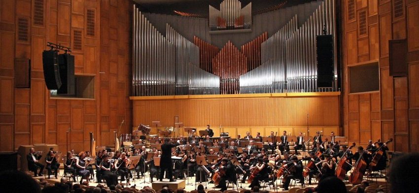 Pianistul Sergiu Tuhuţiu şi dirijorul Gabriel Bebeşelea, pe scena Sălii Radio