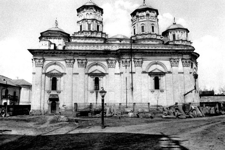 Destina?ia zilei:Iaşii marilor biserici