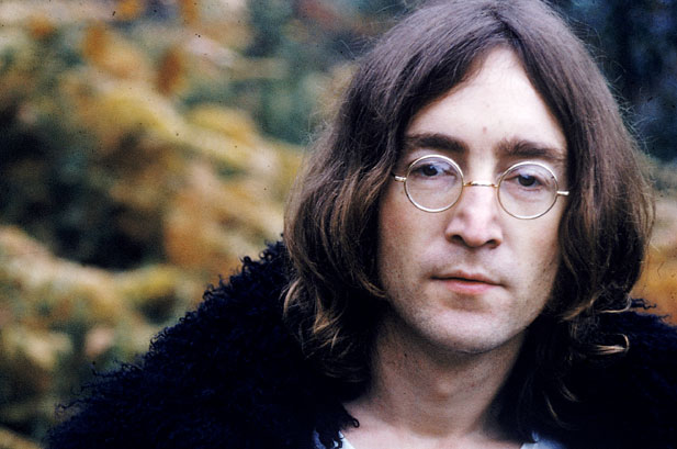Ochelarii lui John Lennon – vânduţi la o licitaţie cu 25 mii de dolari