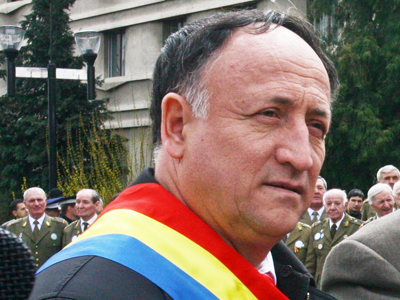 Primarul Pitestiului este in arest la domiciliu