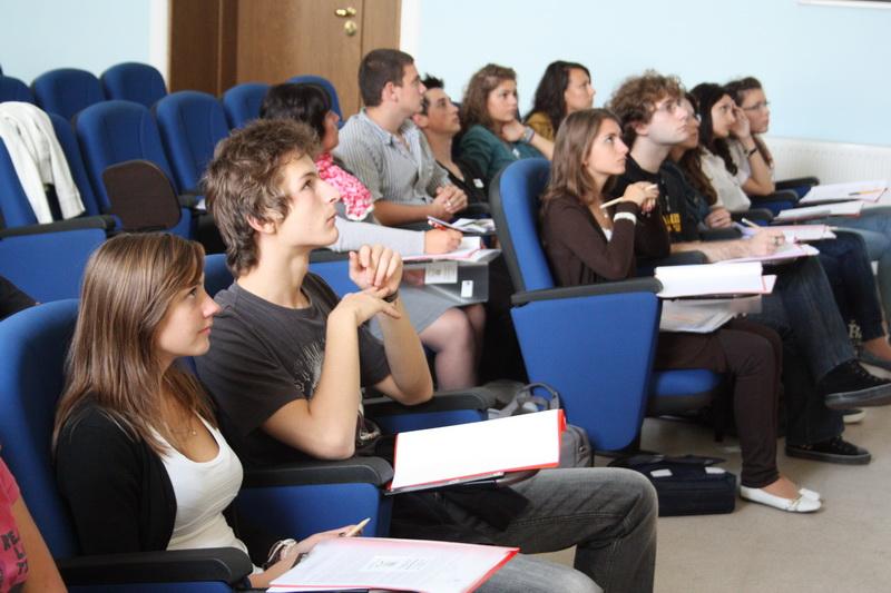 Studiu: Tinerii, dezamăgiţi de principalele instituţii politice