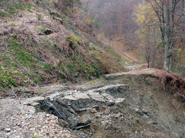 Alunecare de teren reactivata intr-o comuna din Gorj