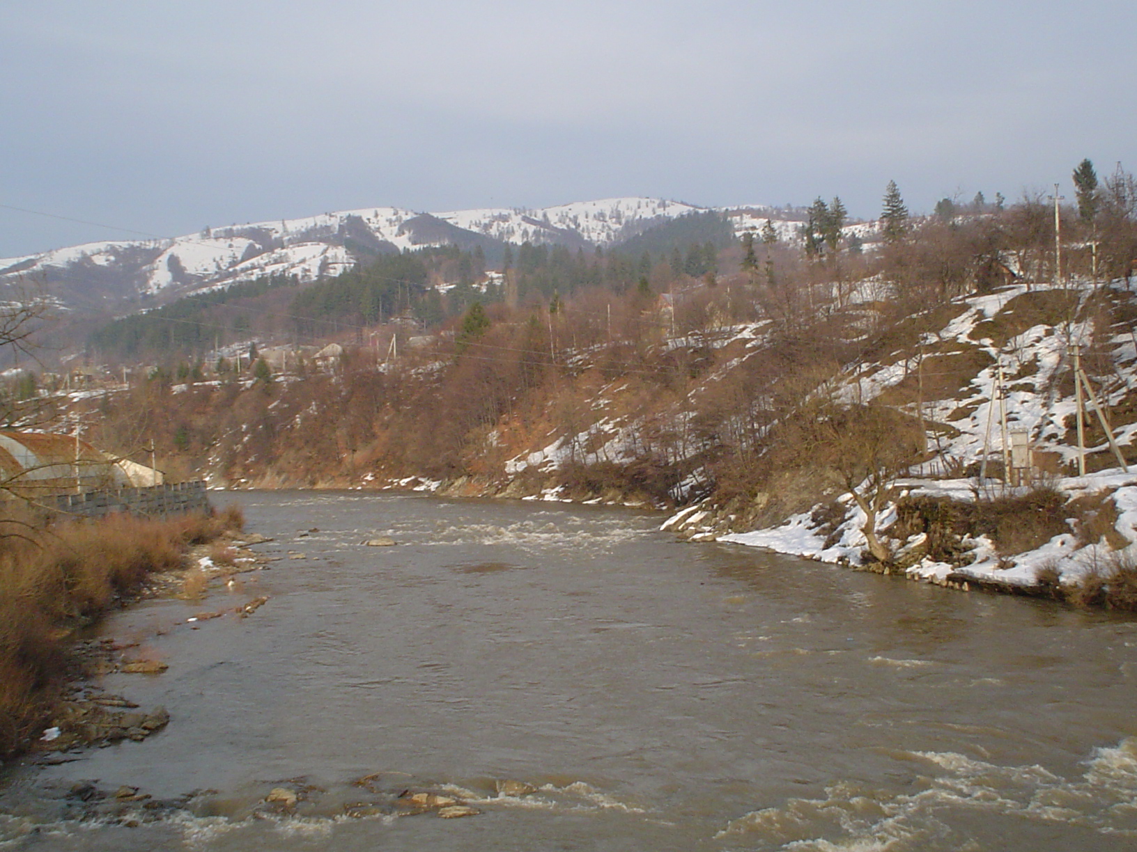 Zeci de familii dintr-un sat valcean in pericol sa fie izolate