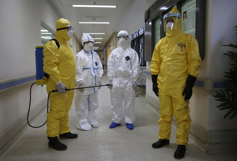 Costume anti-Ebola in Gorj