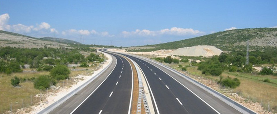 Guvernul analizeaza constructia de autostrazi