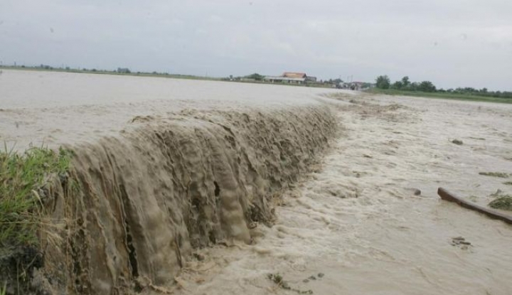 Codul rosu de inundatii pe Jiu a fost prelungit