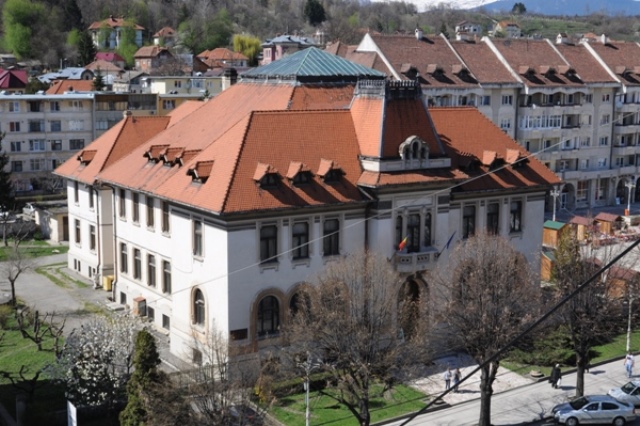 „Sa impodobim bradul muzeului” la Campulung