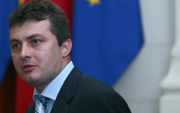 Seres acuzat de tradare