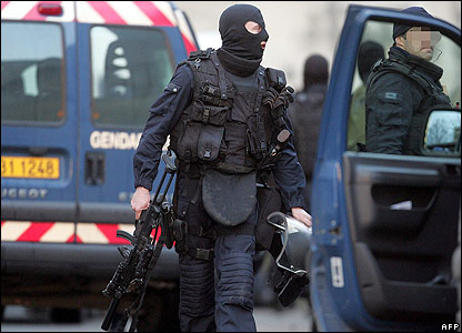 Fortele speciale franceze au inceput asaltul asupra tipografiei unde se afla autorii atacului