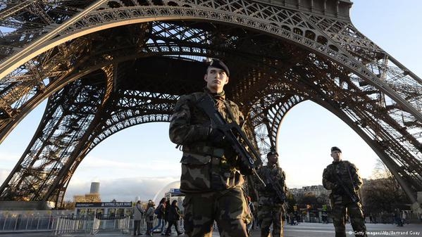 12 potentiali complici ai teroristilor au fost retinuri la Paris