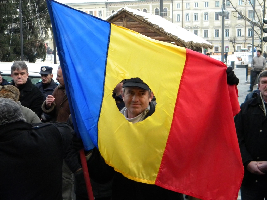 Sute de revolutionari protesteaza in Piata Victoriei din Bucuresti