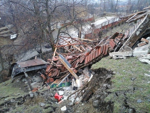 Solutii provizorii pentru sinistratii din Bumbesti Pitic