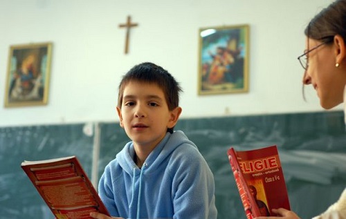 Aproape 2 milioane de cereri pentru participarea la ora de religie