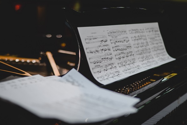 „Pianul calator” este pe drum spre Deva