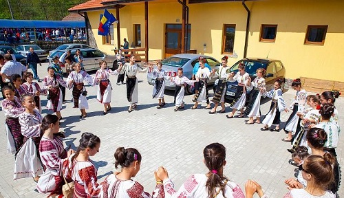 „Hora costumelor”