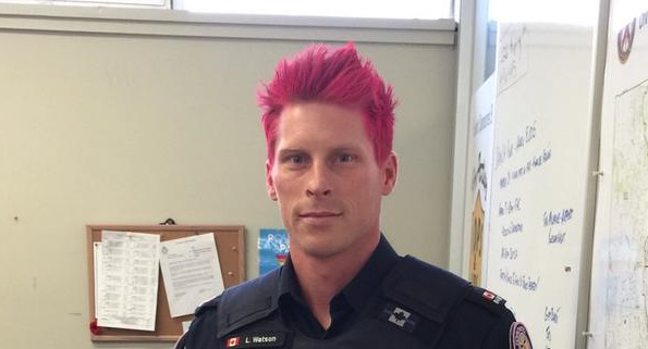 Si-a vopsit parul pentru Ziua Internationala Roz