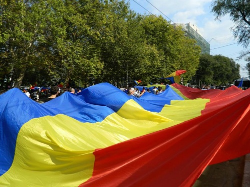 Steag tricolor peste Prut