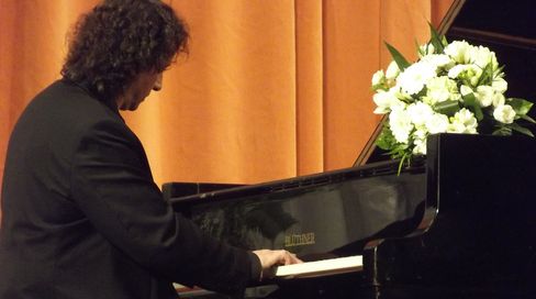 Pianul Călător a rămas la Deva. Turneul lui Horia Mihail continuă