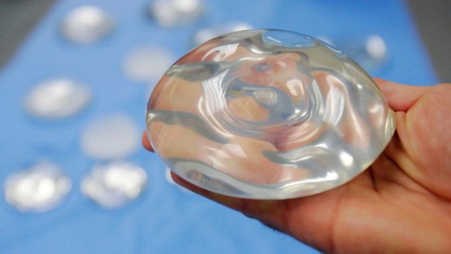 Mania implanturilor mamare