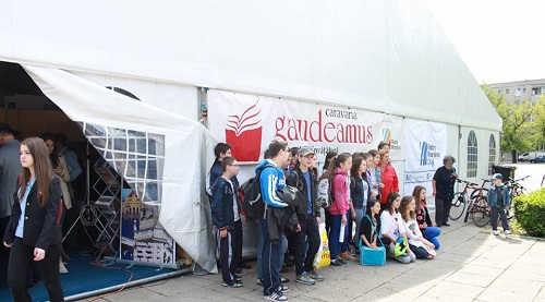 Gaudeamus Oradea scoate cartea la iarba verde