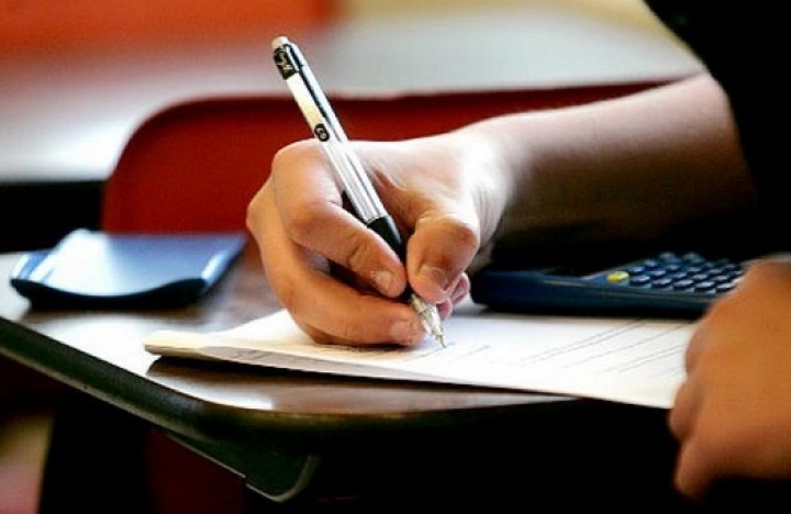 Continuă simularea evaluării naționale