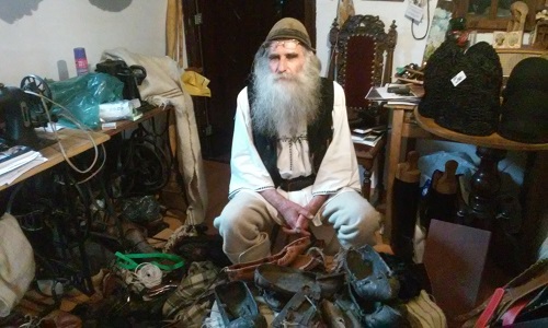 Ultimul opincar din Oltenia isi deschide muzeu!