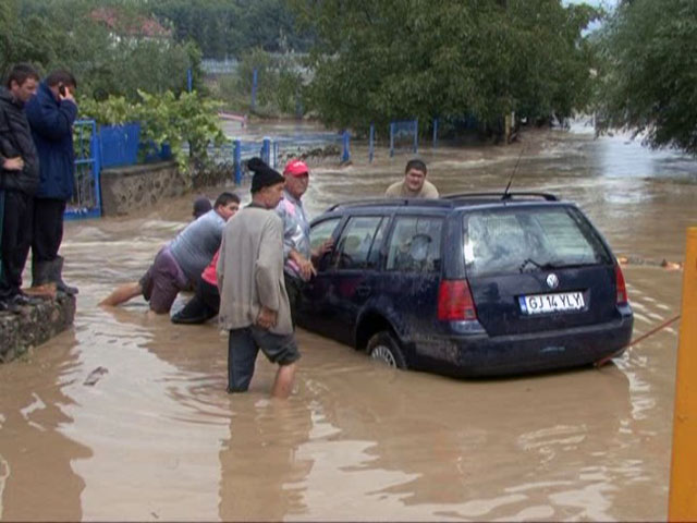 Apă potabilă pentru sinistraţii din Câmpu Mare