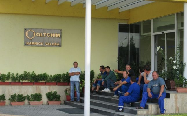 Fosti angajati ai Oltchim in greva foamei