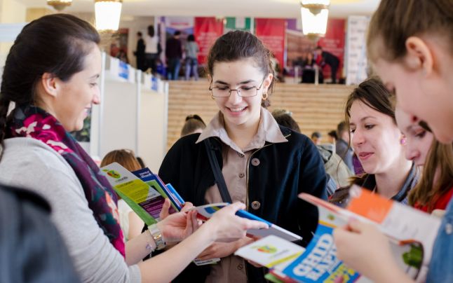 Scolarizarea elevilor suportata partial de Guvern