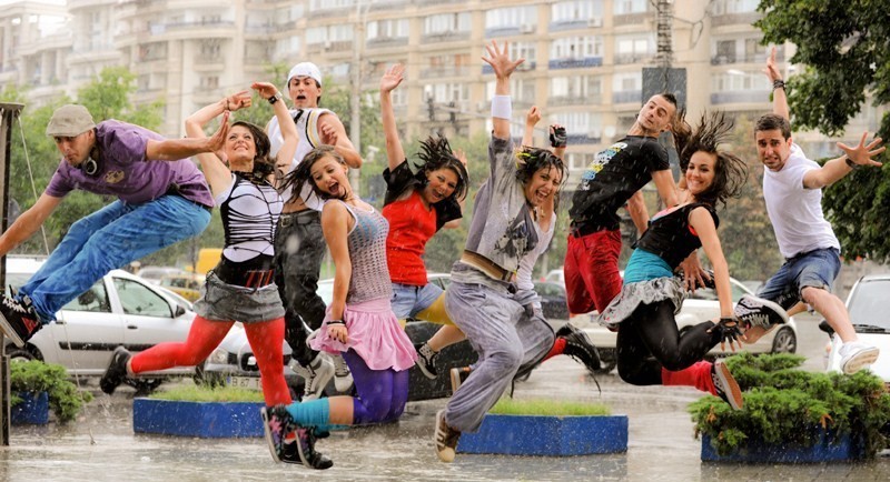 Dansul ocupa strada