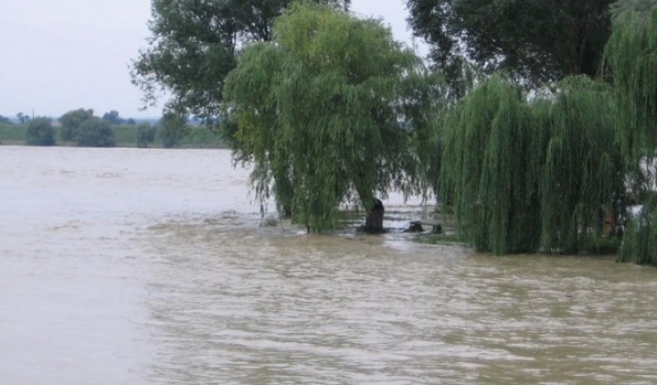 Cod galben și portocaliu de inundații în 13 județe