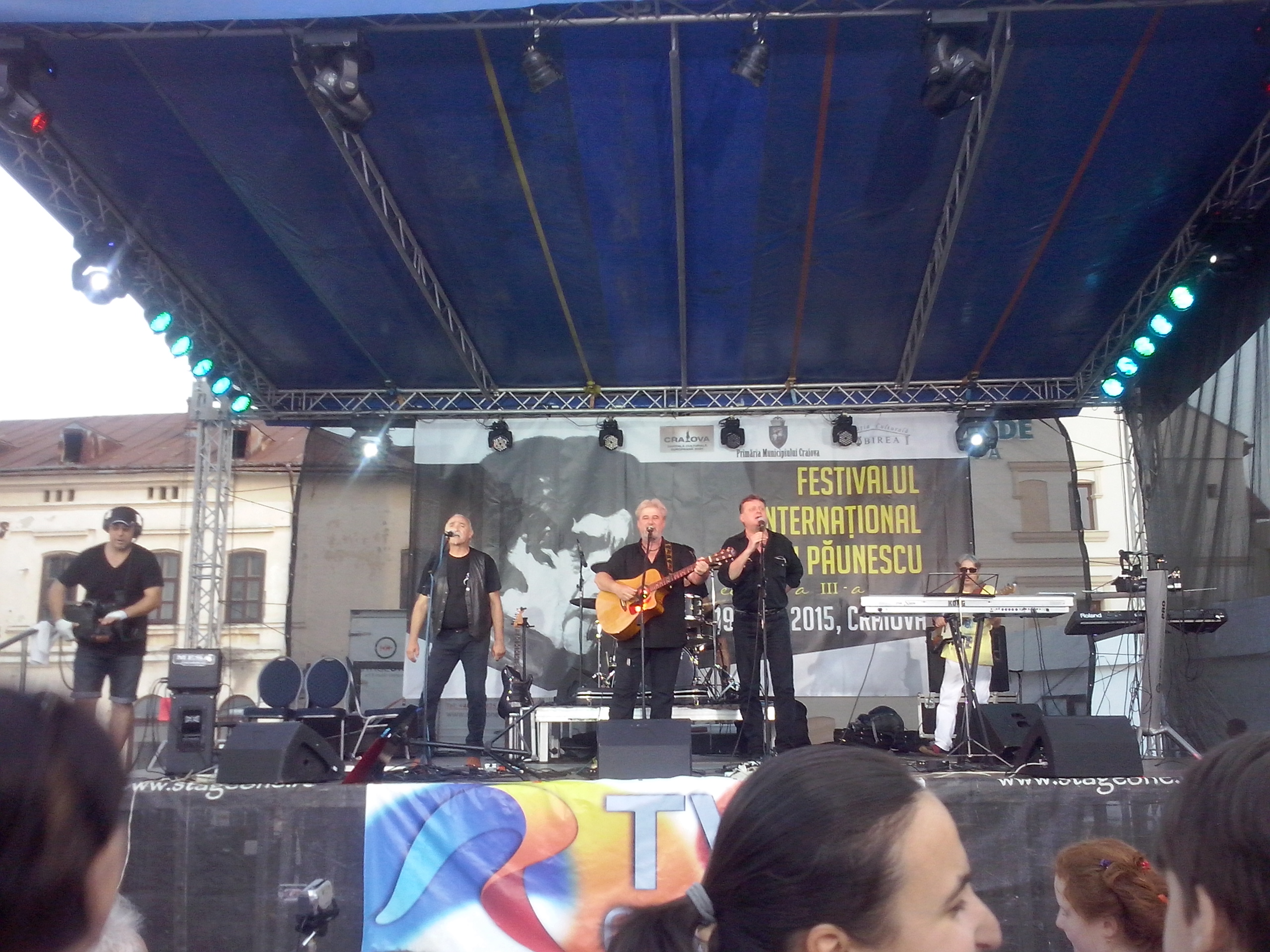 A inceput concertul folk la Craiova!