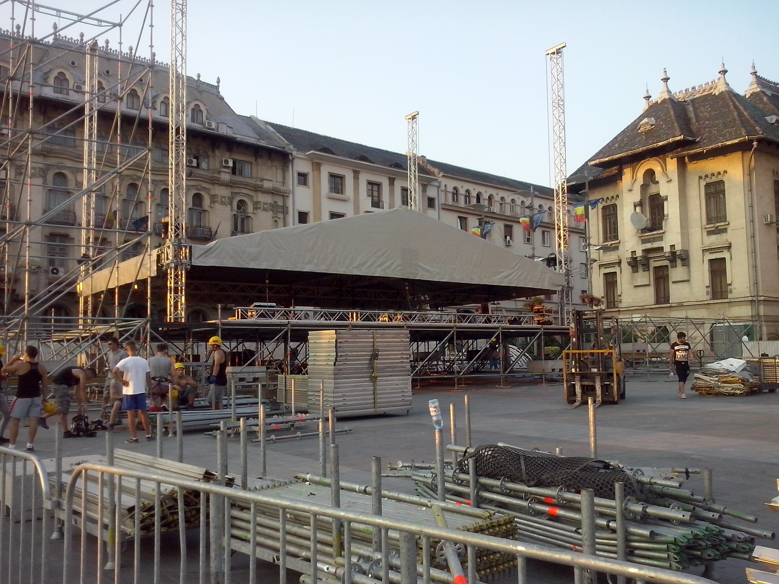 Pentru trupe mari, o scena mare!