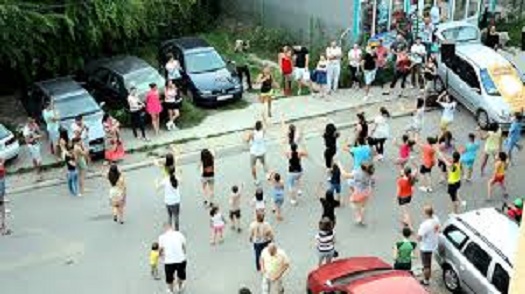 Dansul ocupă strada