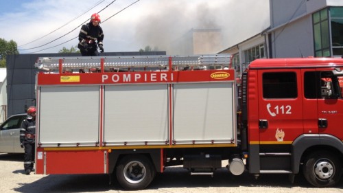 A incendiat casa vecinului